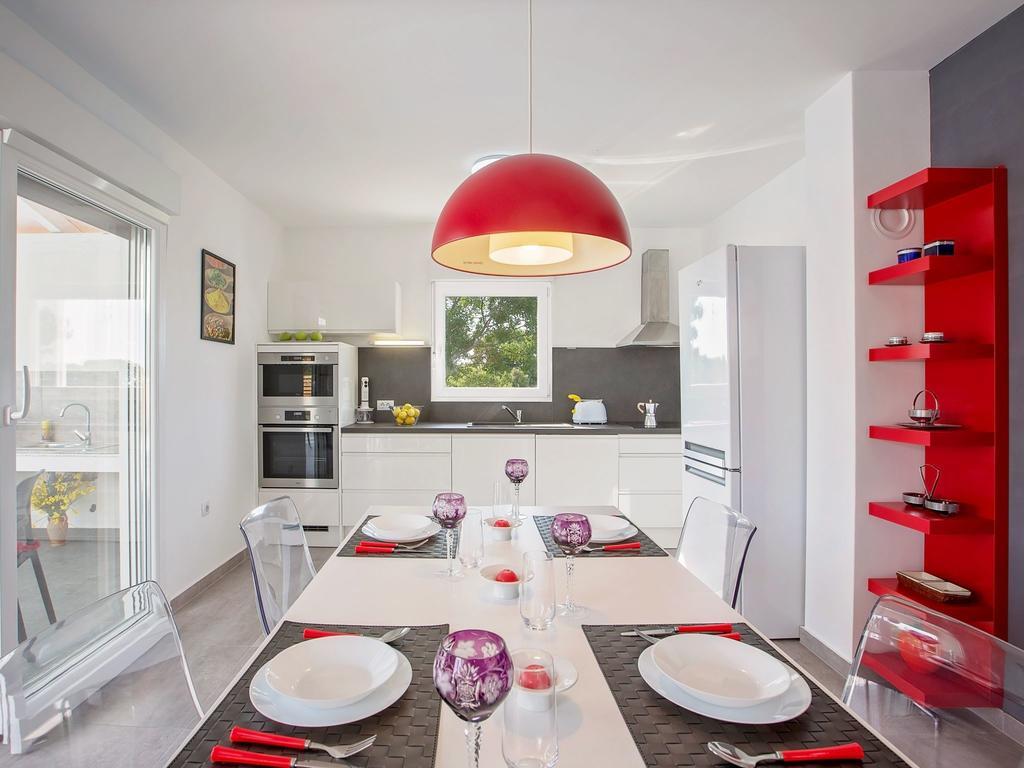 Villa Elegant With Swimming Pool In Near Sea Pula