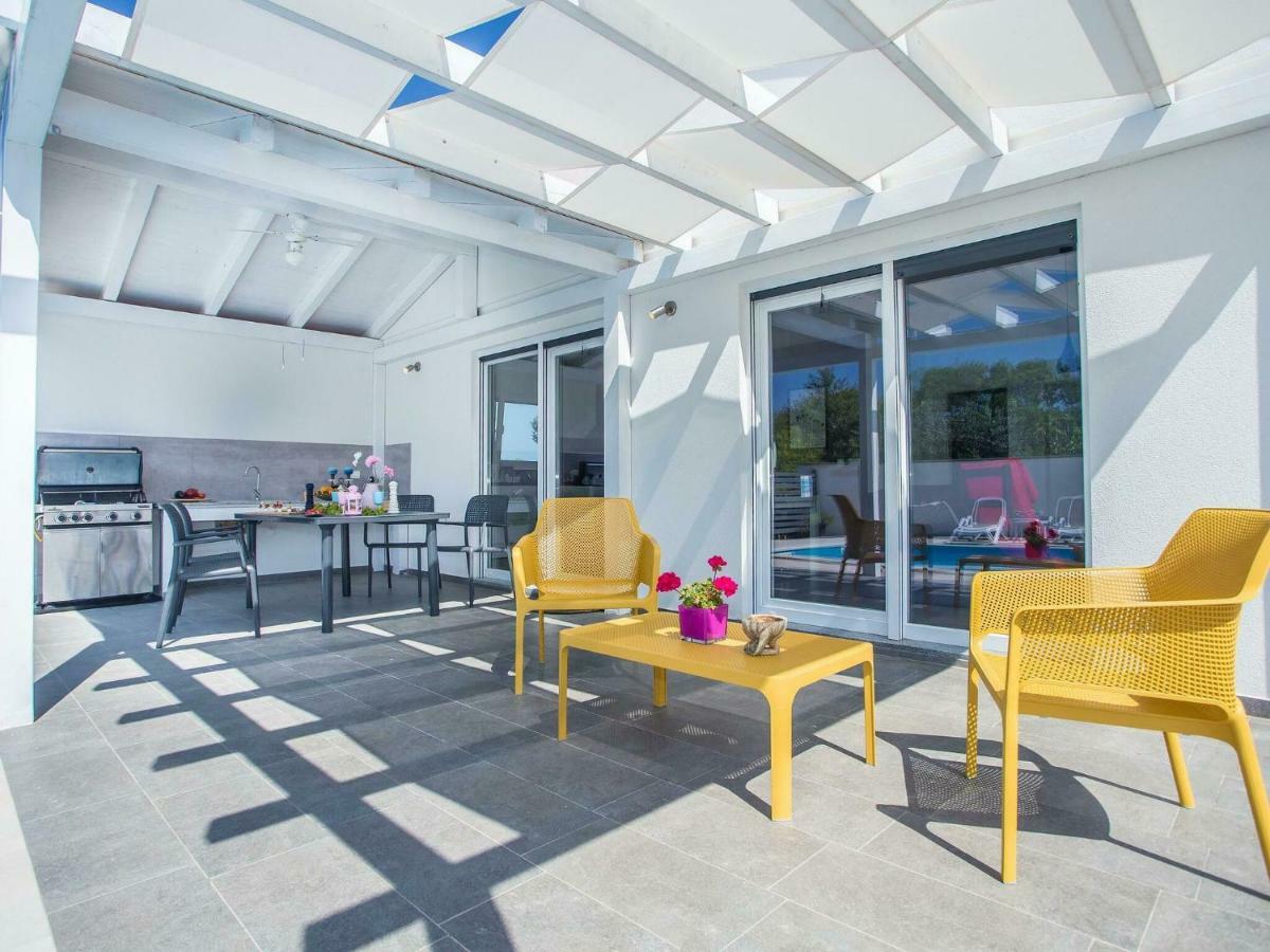 Elegant With Swimming Pool In Near Sea Villa Pula
