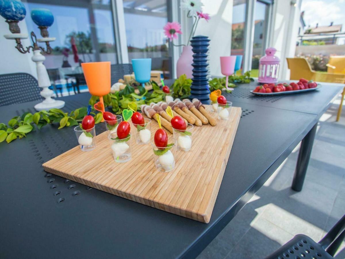 Villa Elegant With Swimming Pool In Near Sea Pula