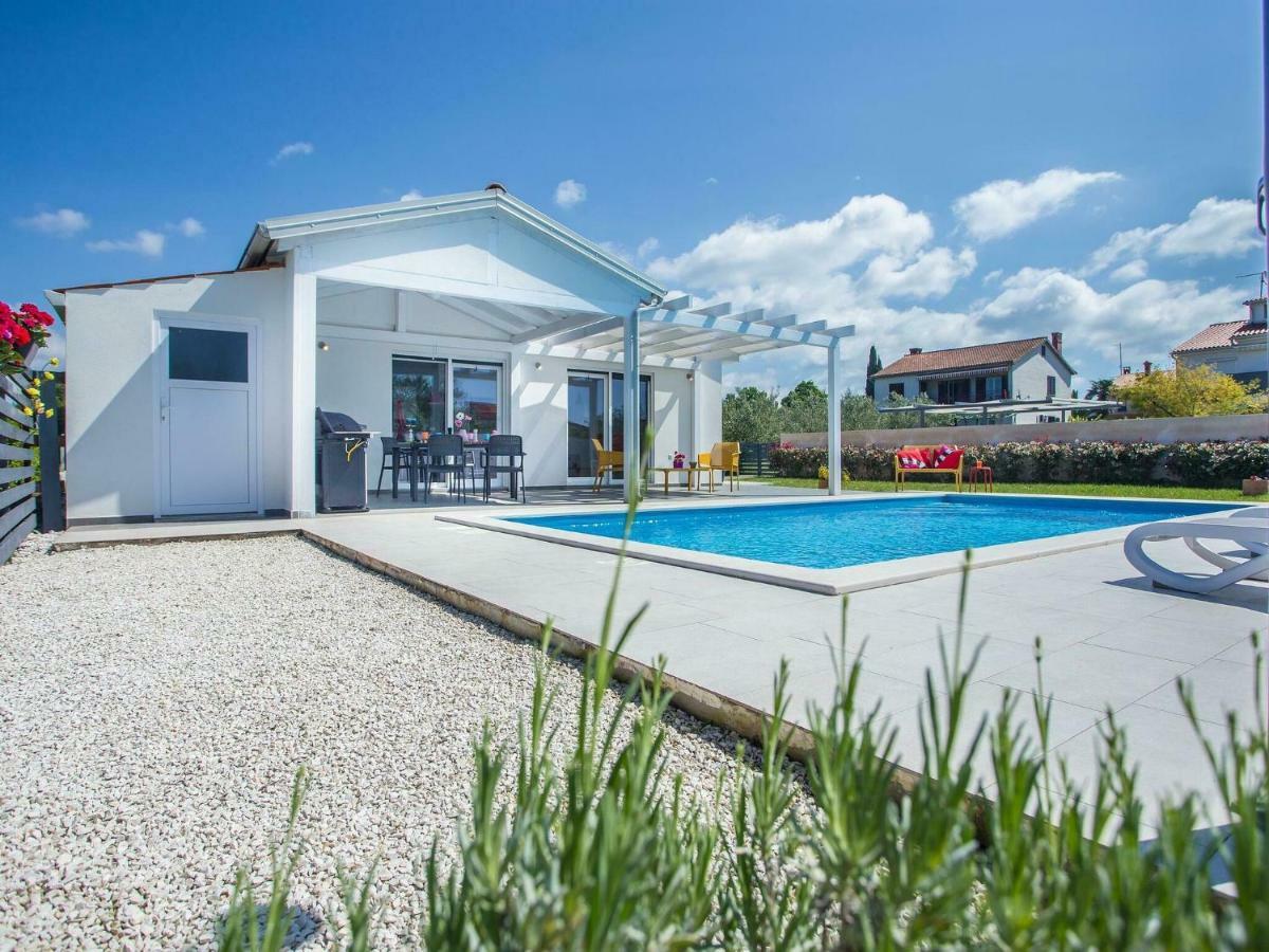 Villa Elegant With Swimming Pool In Near Sea Pula