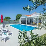 Elegant Villa With Swimming Pool In Pula Near Sea