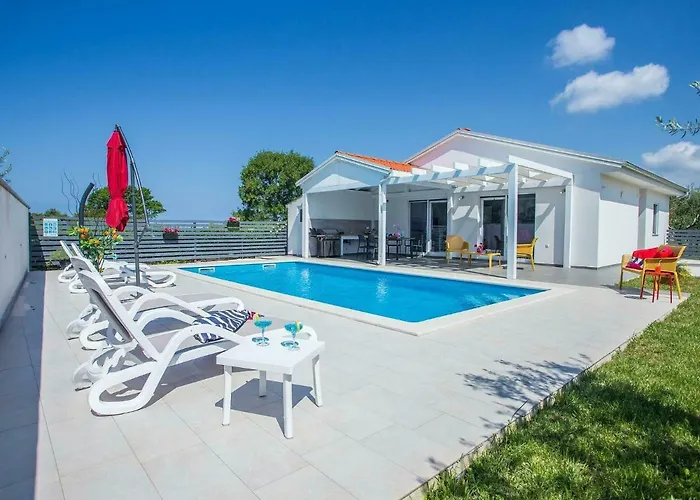 Elegant Villa With Swimming Pool In Pula Near Sea