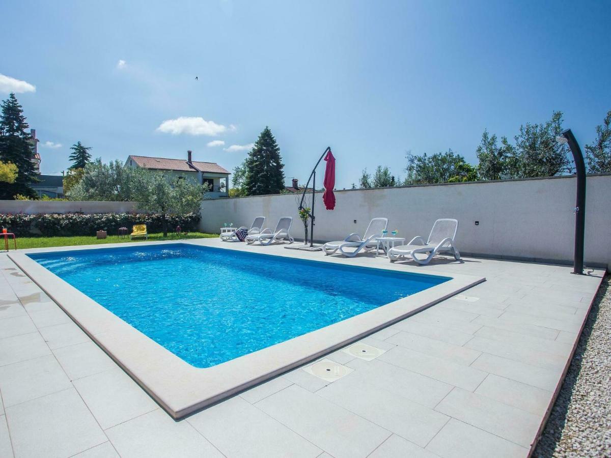 Elegant With Swimming Pool In Near Sea Pula