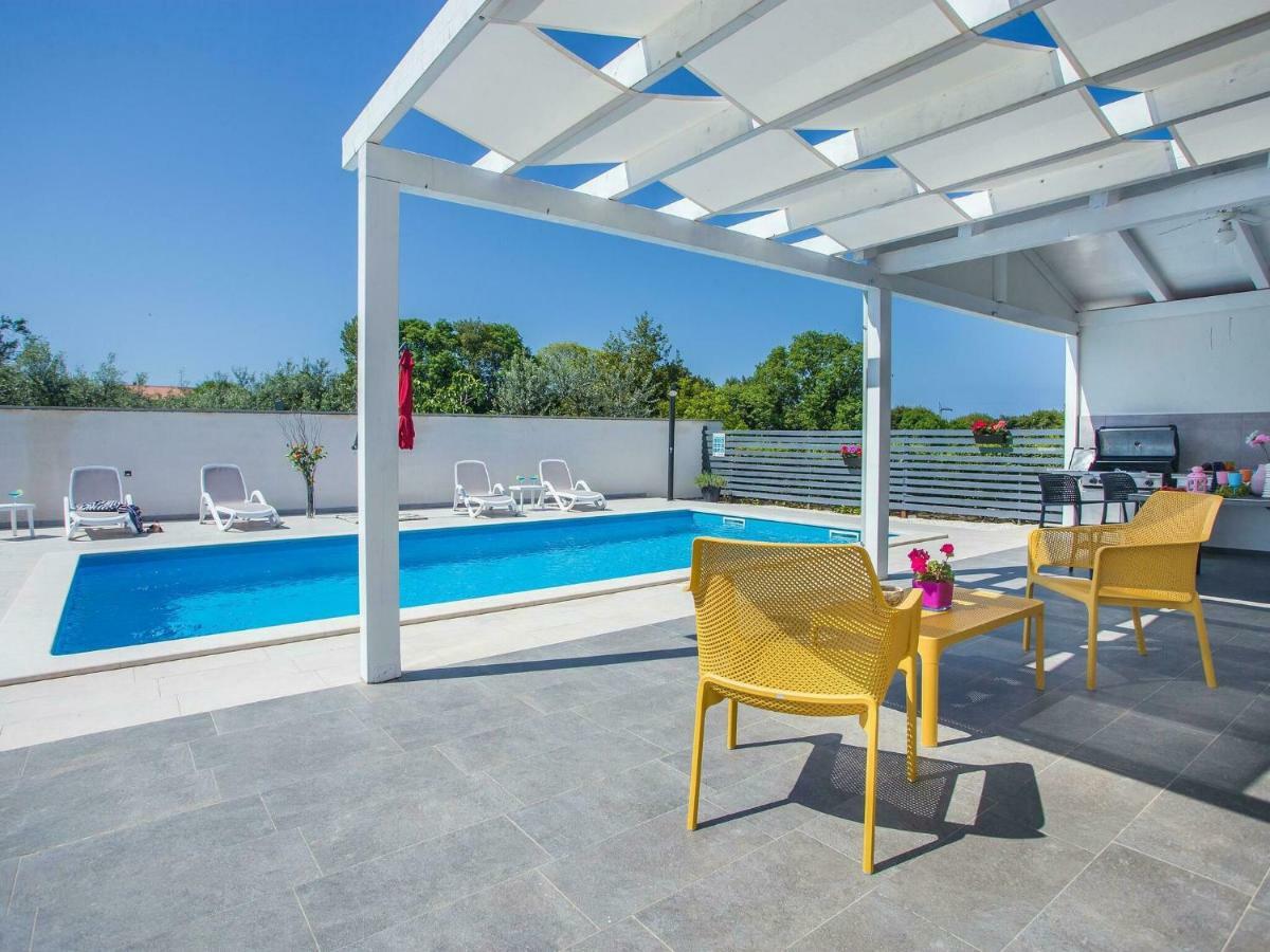 Elegant With Swimming Pool In Near Sea Pula