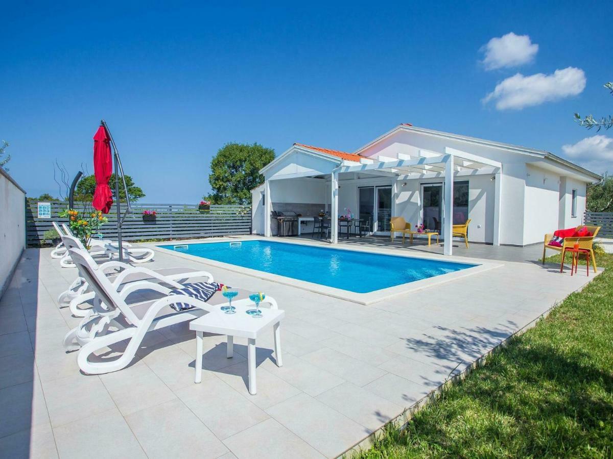Elegant With Swimming Pool In Near Sea Vila Pula
